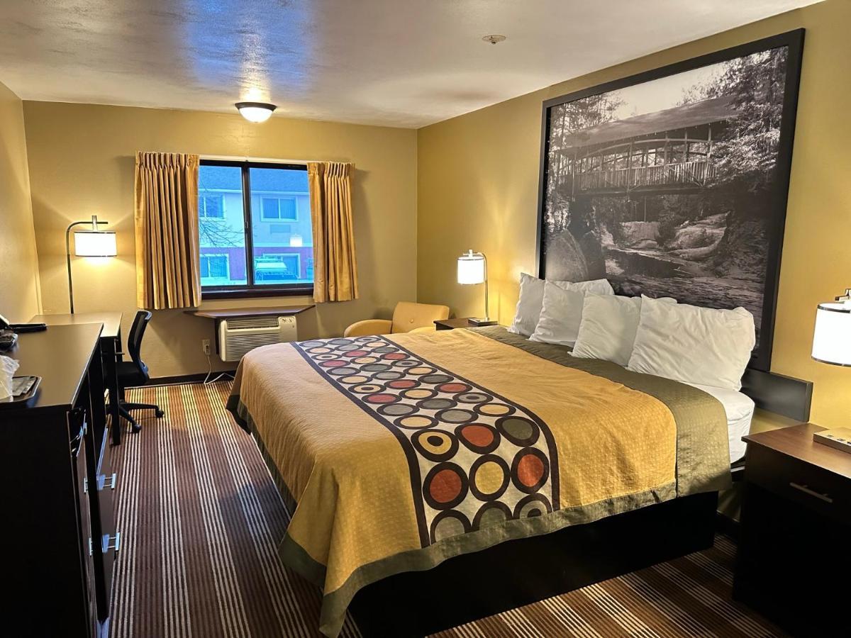 Hotel Super 8 By Wyndham Eau Claire Wi Exterior foto